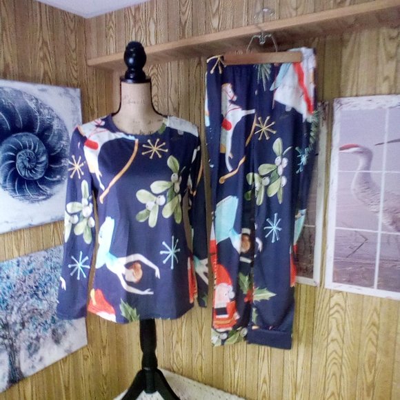 womens christmas mistletoe and nut cracker print pajama set - Picture 1 of 8